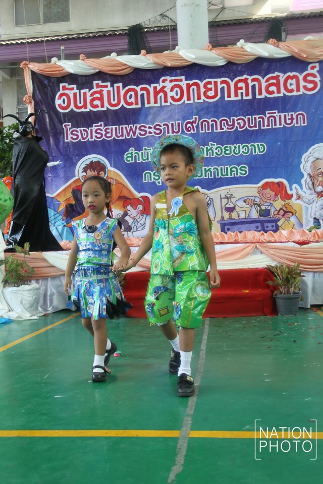 เด็กนักเรียน เปลี่ยนขยะ เป็นเสื้อผ้าแฟชั่น