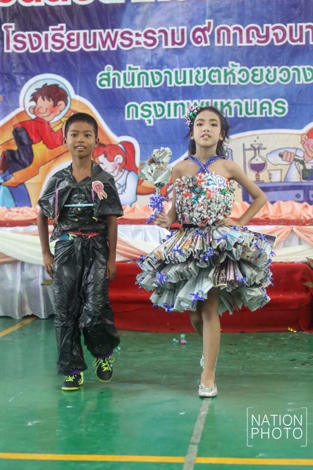 เด็กนักเรียน เปลี่ยนขยะ เป็นเสื้อผ้าแฟชั่น