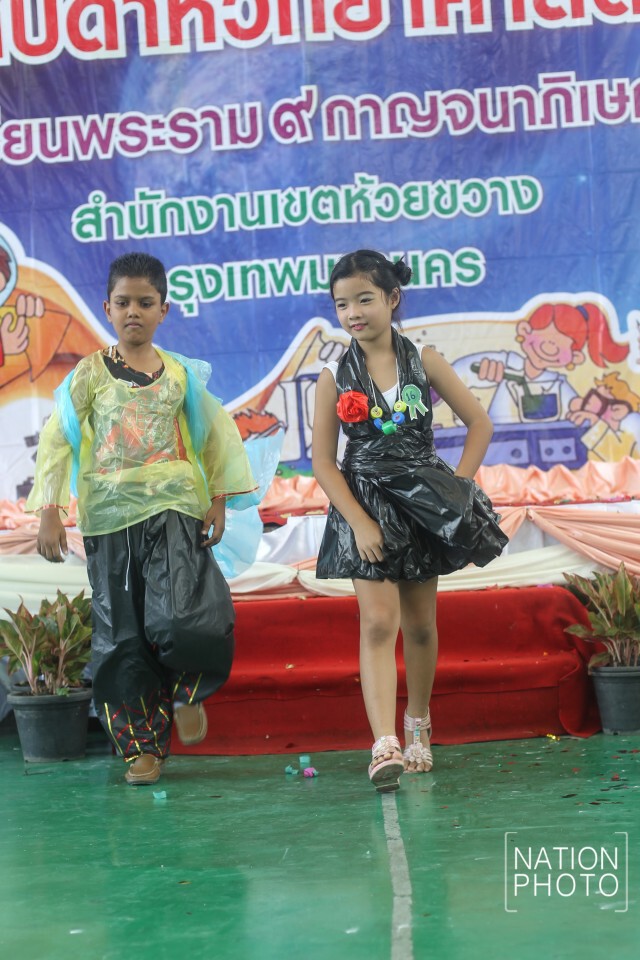 เด็กนักเรียน เปลี่ยนขยะ เป็นเสื้อผ้าแฟชั่น