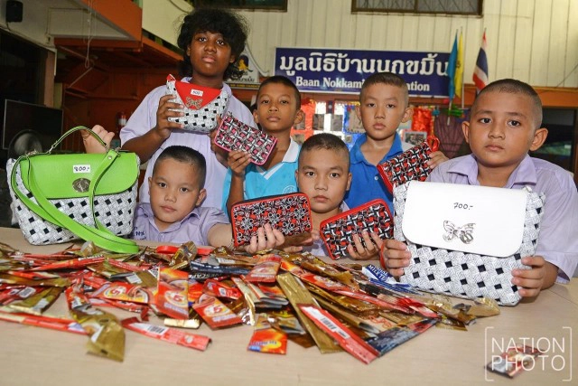 มูลนิธิบ้านนกขมิ้น รับบริจาคซองกาแฟใช้แล้ว นำมาถักกระเป๋าแฮนด์เมดรีไซเคิล