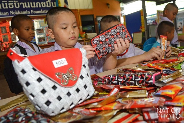 มูลนิธิบ้านนกขมิ้น รับบริจาคซองกาแฟใช้แล้ว นำมาถักกระเป๋าแฮนด์เมดรีไซเคิล