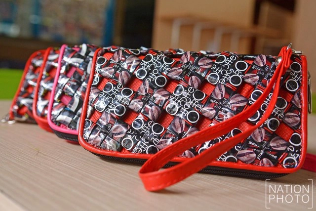 มูลนิธิบ้านนกขมิ้น รับบริจาคซองกาแฟใช้แล้ว นำมาถักกระเป๋าแฮนด์เมดรีไซเคิล