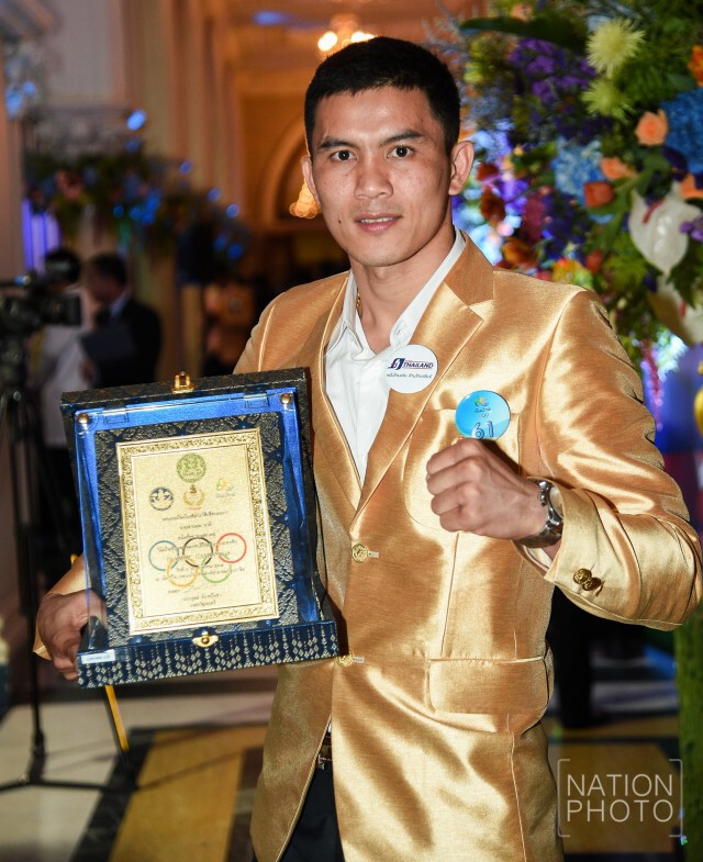 นักกีฬาโอลิมปิก รับโล่จาก"ประยุทธ์"