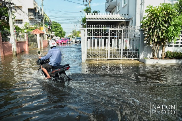 "น้ำครึ่งแข้ง"ซอยทานสัมฤทธิ์ 32