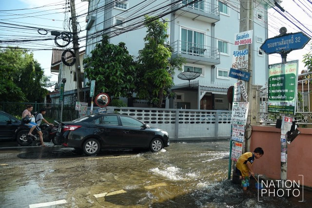 "น้ำครึ่งแข้ง"ซอยทานสัมฤทธิ์ 32