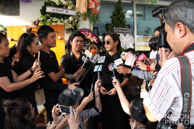 รดน้ำศพ"น้องวีเจจ๋า"สุดเศร้า  เผยน้องเครียด-ซึมเศร้าจากป่วยทางกาย ไม่เกี่ยวความรัก
