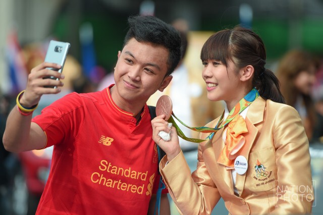 ปชช.แห่เซลฟี่ฮีโร่โอลิมปิก