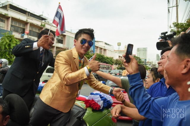 ปชช.แห่เซลฟี่ฮีโร่โอลิมปิก