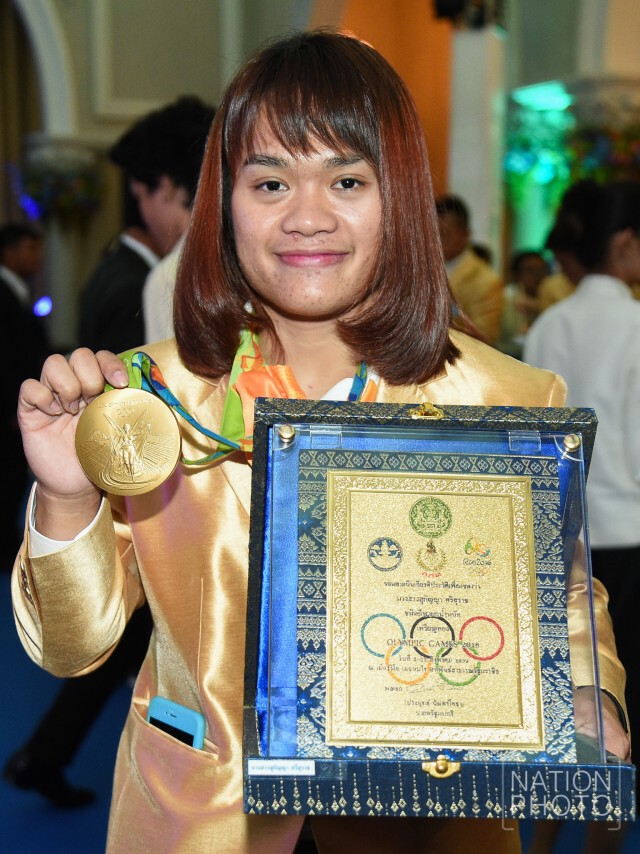 นักกีฬาโอลิมปิก รับโล่จาก"ประยุทธ์"