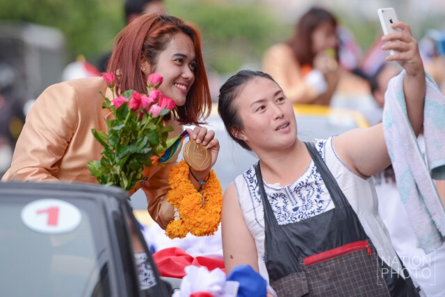 ปชช.แห่เซลฟี่ฮีโร่โอลิมปิก