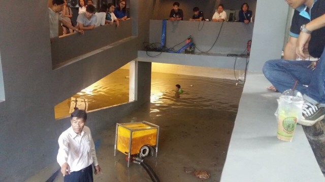 เหตุฝนถล่มหนัก
น้ำท่วมลานจอดใต้ดินคอนโดดัง
รถเสียหาย 18 คัน