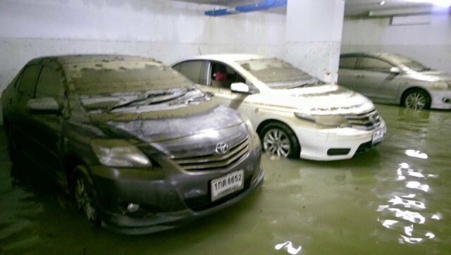 เหตุฝนถล่มหนัก
น้ำท่วมลานจอดใต้ดินคอนโดดัง
รถเสียหาย 18 คัน