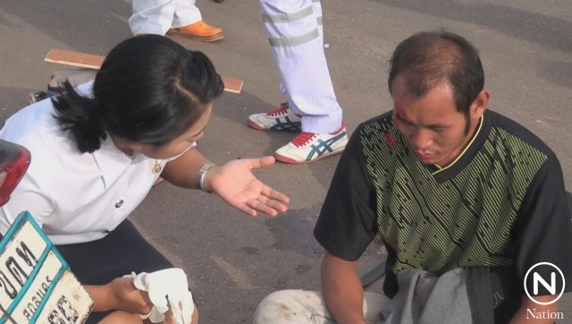 ชื่นชม!  ว่าที่บัณฑิตสาว เมืองสกล ช่วยผู้ประสบอุบัติเหตุกลางถนน