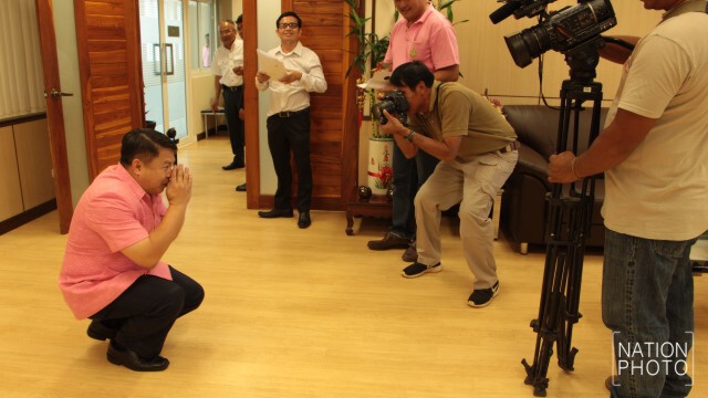 ผู้ว่าฯ งง! หมอเปรมนั่งยกมือไหว้สื่อ
เจ้าตัวโพสต์ ทำเพื่อขอความเมตตา อย่าคุกคาม