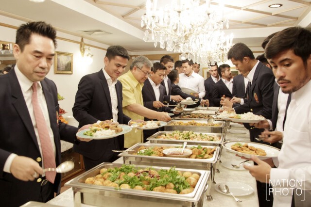 ทูตไทย เลี้ยงอาหารมื้อค่ำ "ช้างศึก" ก่อนดวลซาอุฯ คืนวันที่ 1 ก.ย.