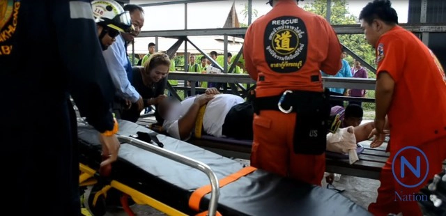 นร.ม.2 ใส่รองเท้าแตะ เดินบนอัฒจันทร์ดูกีฬา
เกิดลื่น! เหล็กเสียบคาเท้า