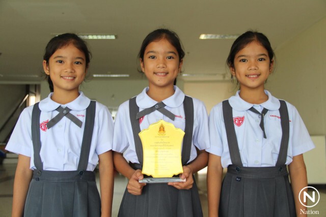 น่ารักสุดๆ !!! 3 ฝาแฝดสยามชนะเลิศคัดลายมือสวยระดับจังหวัด