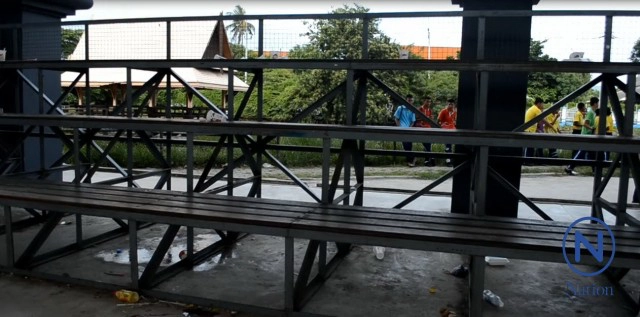 นร.ม.2 ใส่รองเท้าแตะ เดินบนอัฒจันทร์ดูกีฬา
เกิดลื่น! เหล็กเสียบคาเท้า