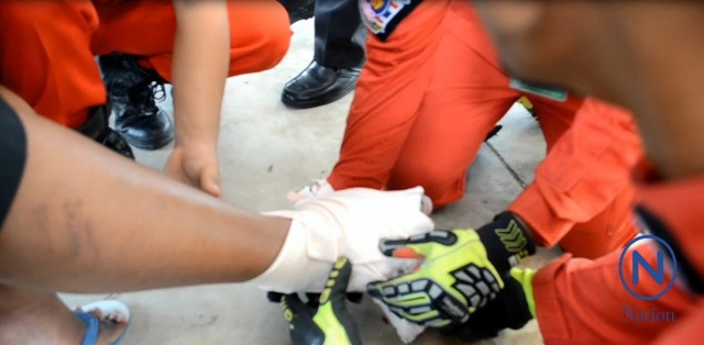 นร.ม.2 ใส่รองเท้าแตะ เดินบนอัฒจันทร์ดูกีฬา
เกิดลื่น! เหล็กเสียบคาเท้า