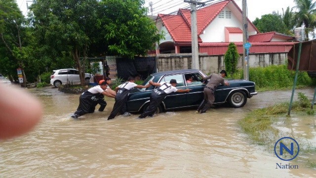 หนองนมวัว อ.ลาดยาว ยังอ่วม รถเล็กห้ามผ่าน
