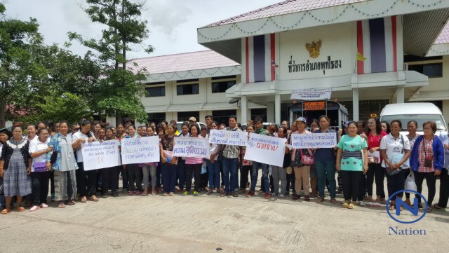 แรงงานเย็บผ้าบุรีรัมย์กว่าร้อย
ถือป้ายเรียกร้อง
หลังนายจ้างไม่ยอมจ่ายค่าจ้าง-เงินชดเชย