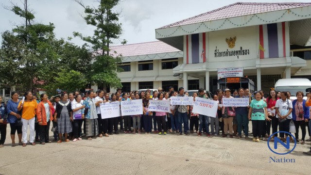 แรงงานเย็บผ้าบุรีรัมย์กว่าร้อย
ถือป้ายเรียกร้อง
หลังนายจ้างไม่ยอมจ่ายค่าจ้าง-เงินชดเชย