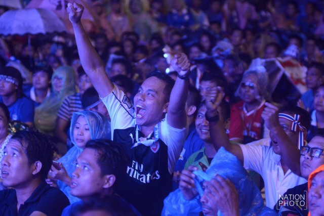 กองเชียร์"ช้างศึก"รวมตัวนอกสนามลุ้นผ่านจอยักษ์