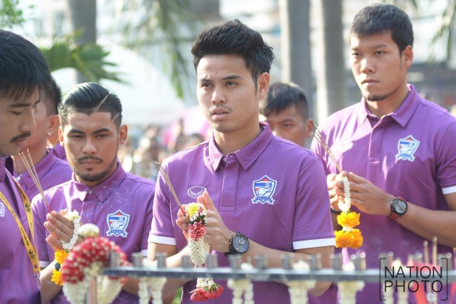 แฟนกรี้ดสนั่น! "ทัพช้างศึก" เดินทางถึงสนาม