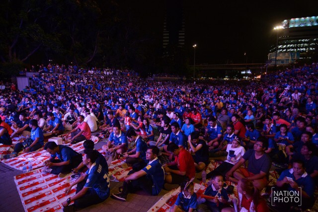 กองเชียร์"ช้างศึก"รวมตัวนอกสนามลุ้นผ่านจอยักษ์