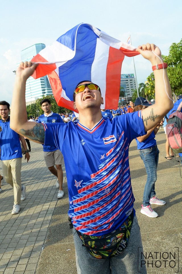 สีสันแฟนบอล "ไทย-ญี่ปุ่น" ก่อนดวลกันค่ำนี้