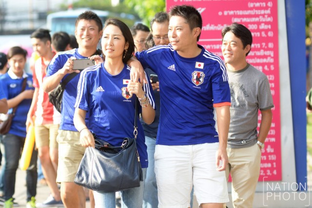 สีสันแฟนบอล "ไทย-ญี่ปุ่น" ก่อนดวลกันค่ำนี้