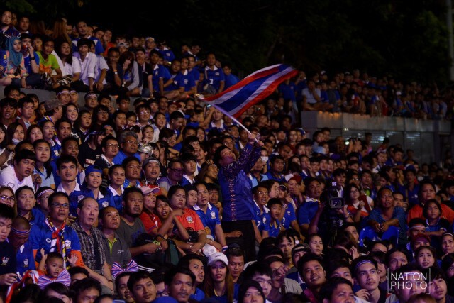 กองเชียร์"ช้างศึก"รวมตัวนอกสนามลุ้นผ่านจอยักษ์