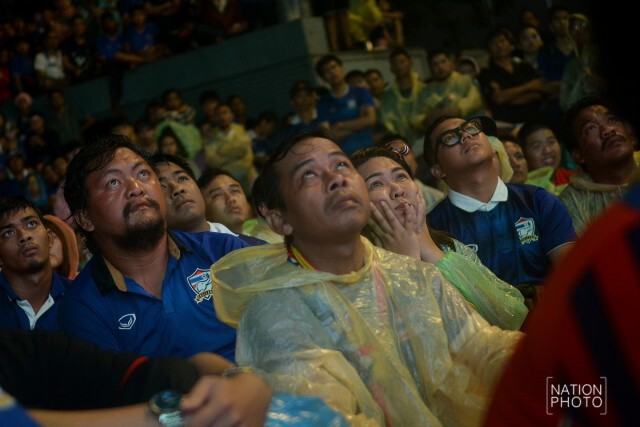 กองเชียร์"ช้างศึก"รวมตัวนอกสนามลุ้นผ่านจอยักษ์
