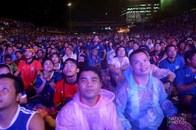 กองเชียร์"ช้างศึก"รวมตัวนอกสนามลุ้นผ่านจอยักษ์