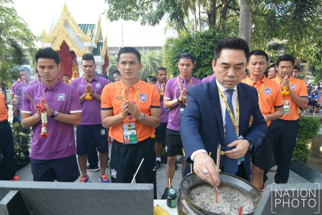 แฟนกรี้ดสนั่น! "ทัพช้างศึก" เดินทางถึงสนาม