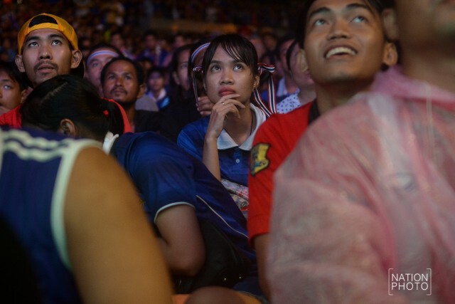 กองเชียร์"ช้างศึก"รวมตัวนอกสนามลุ้นผ่านจอยักษ์