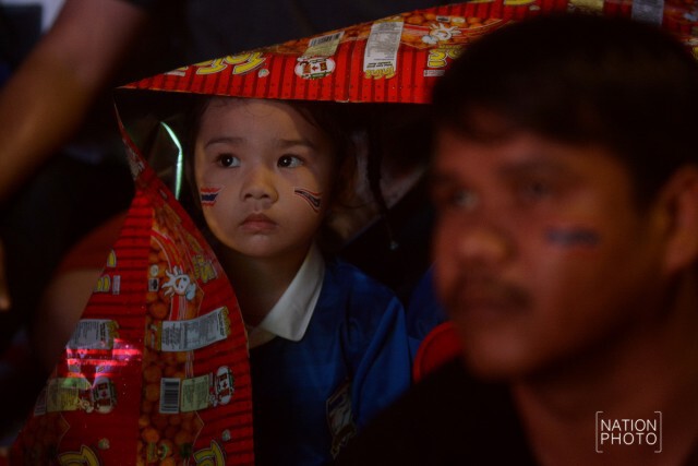 กองเชียร์"ช้างศึก"รวมตัวนอกสนามลุ้นผ่านจอยักษ์