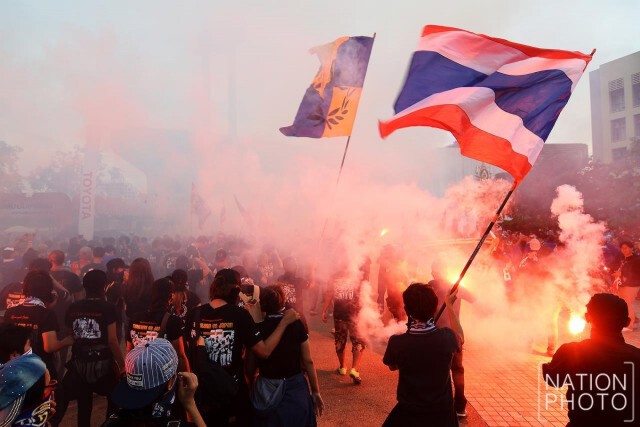 กองเชียร์"อุลตร้า ไทยแลนด์" 
จุดพลุ ก่อนเชียร์"ช้างศึก"