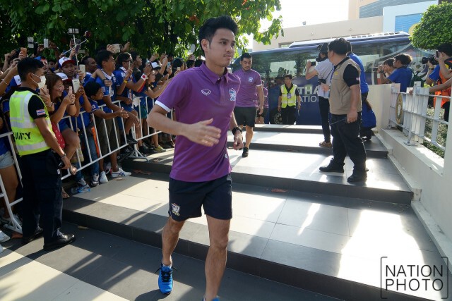 แฟนกรี้ดสนั่น! "ทัพช้างศึก" เดินทางถึงสนาม