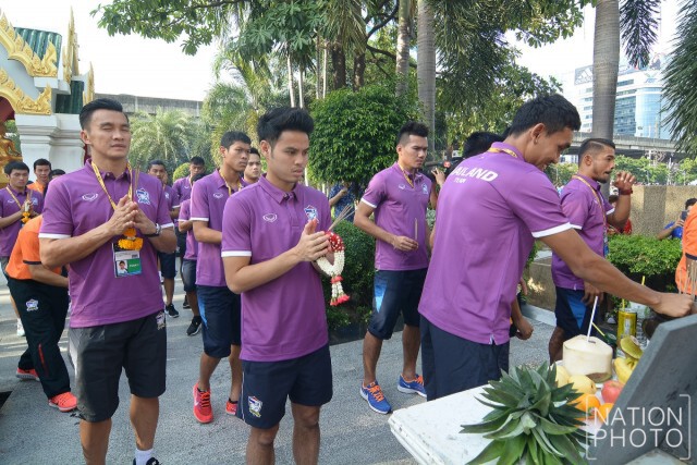 แฟนกรี้ดสนั่น! "ทัพช้างศึก" เดินทางถึงสนาม