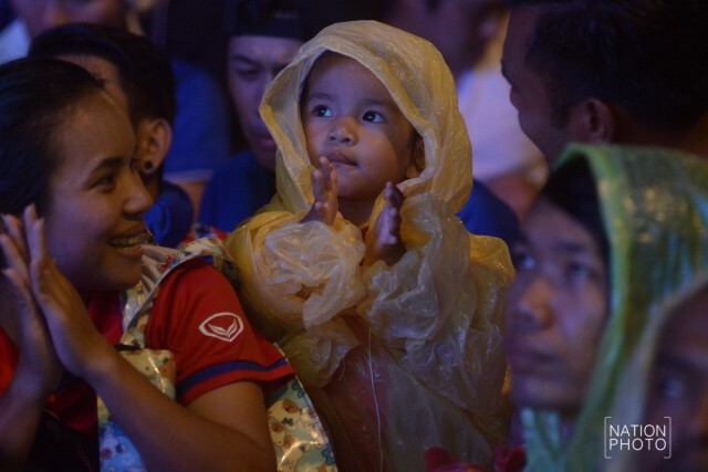 กองเชียร์"ช้างศึก"รวมตัวนอกสนามลุ้นผ่านจอยักษ์