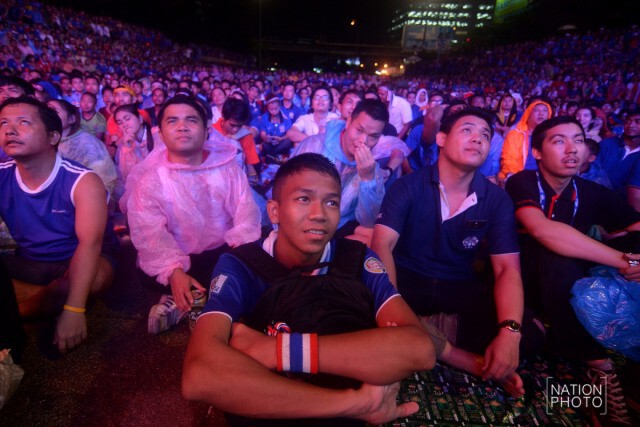 กองเชียร์"ช้างศึก"รวมตัวนอกสนามลุ้นผ่านจอยักษ์