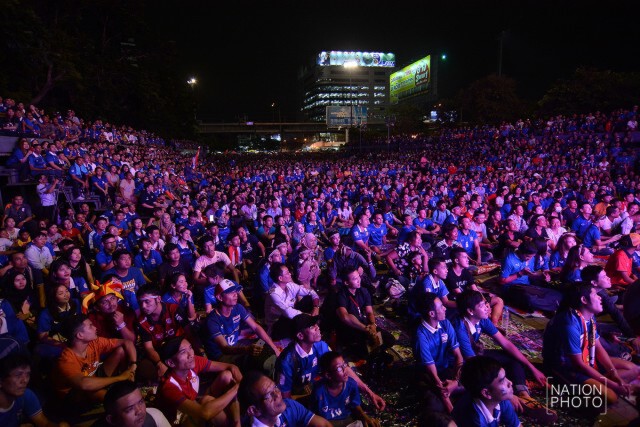 กองเชียร์"ช้างศึก"รวมตัวนอกสนามลุ้นผ่านจอยักษ์
