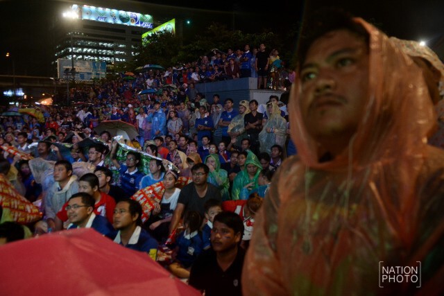 กองเชียร์"ช้างศึก"รวมตัวนอกสนามลุ้นผ่านจอยักษ์