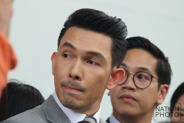 "อั้ม อธิชาติ" ฟ้องอาญาเรียก 50 ล้าน "บลูริบบอน" หมิ่นเบี้ยวค่าตัวนักแสดงเจ้าเวหา