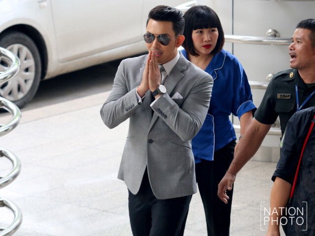 "อั้ม อธิชาติ" ฟ้องอาญาเรียก 50 ล้าน "บลูริบบอน" หมิ่นเบี้ยวค่าตัวนักแสดงเจ้าเวหา