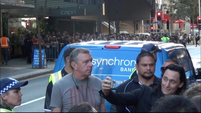 "ทอม ฮิดเดิลสตัน" ยังยิ้มได้ หลังโดน"เท"