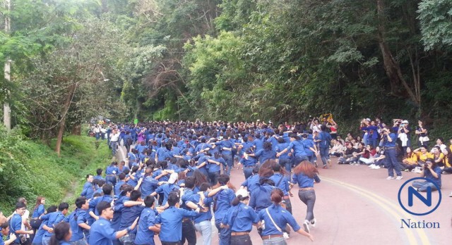 "ยิ่งลักษณ์" ร่วมรับน้องขึ้นดอย มช.ปี59
