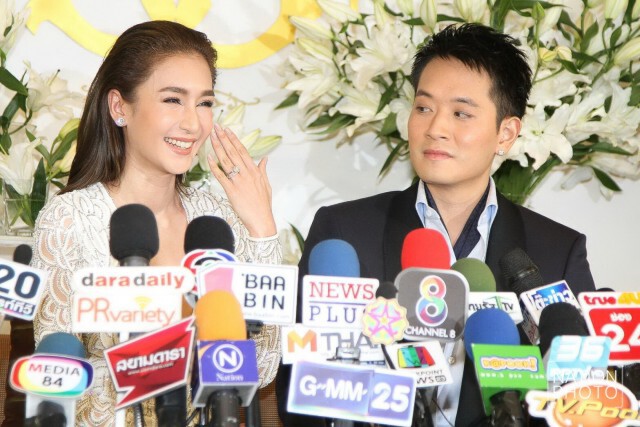 "เนย-อาร์ม" แถลงข่าว 
ฉลองมงคลสมรสสุดชื่นมื่น