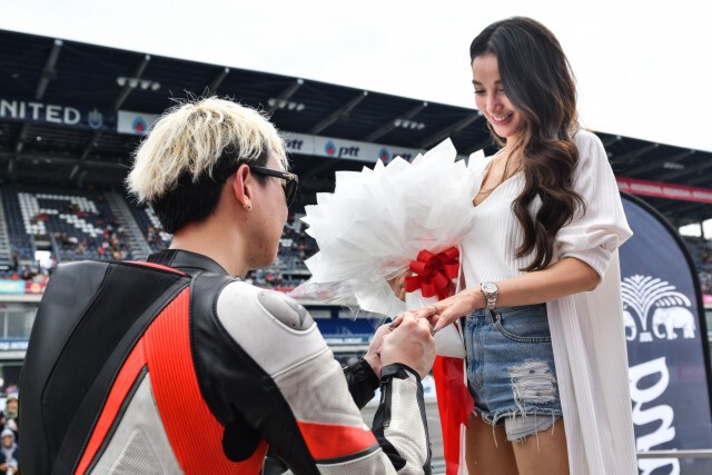 เซอร์ไพร์ส! กลางสนามแข่ง
"เบนซ์"คุกเข่าขอ"แพท"แต่งงาน